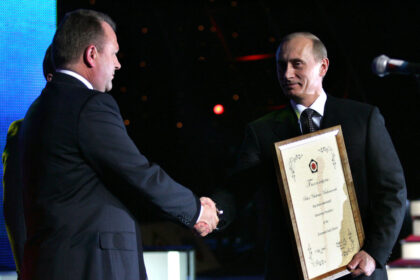 romanul-care-l-a-decorat-pe-putin.-prietenia-inceputa-pe-tatami-in-1999