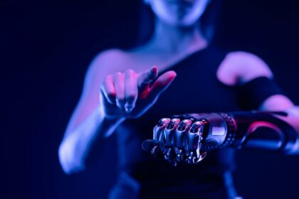 romanul-cu-mana-de-robocop.-va-spunem-povestea-unei-minuni-tehnologice-si-a-unei-umilinte-fiscale-de-acum-20-de-ani