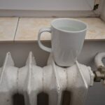 solutii-simple-pentru-o-atmosfera-placuta-in-casa,-pe-timp-de-iarna.-de-ce-este-util-sa-pui-o-cana-de-apa-pe-calorifer