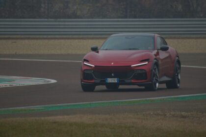 purosangue:-un-ferrari-de-familie,-fara-compromisuri.este-primul-model-cu-patru-usi,-care-nu-se-vrea-a-fi-un-suv