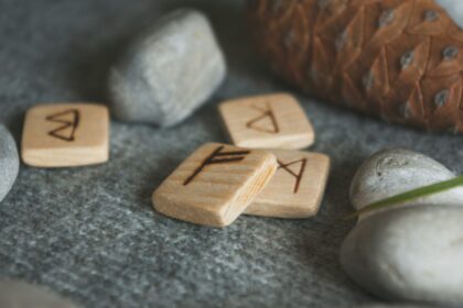 horoscop-rune-azi,-1-martie-2026.runa-fehu-inversata:-cine-pierde-bani,-cine-se-cearta-si-cine-primeste-o-lectie-dura-azi