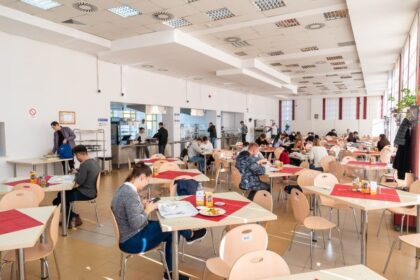 studentii-lucreaza-in-cantina-pentru-o-bursa-de-1.500-de-lei