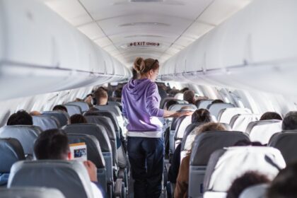 motivul-pentru-care-politistii-au-fost-chemati-sa-dea-jos-o-femeie-dintr-un-avion.-ce-i-a-reprosat-echipajul-pasagerei