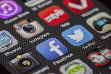 tu-esti-dependent-de-telefon?-de-ce-este-atat-de-greu-sa-te-deconectezi-de-la-retelele-sociale
