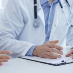 romanii-se-duc-din-ce-in-ce-mai-rar-la-doctor.-amana-vizitele-la-medic-pentru-ca-nu-isi-permit-sau-prefera-sa-plateasca-in-rate-consultatiile