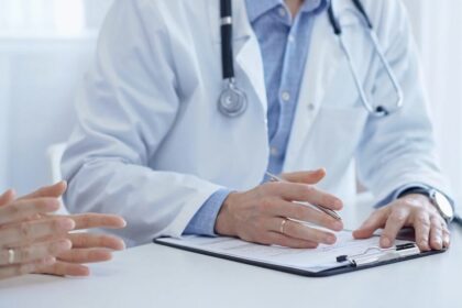 romanii-se-duc-din-ce-in-ce-mai-rar-la-doctor.-amana-vizitele-la-medic-pentru-ca-nu-isi-permit-sau-prefera-sa-plateasca-in-rate-consultatiile