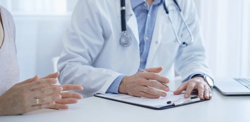 romanii-se-duc-din-ce-in-ce-mai-rar-la-doctor.-amana-vizitele-la-medic-pentru-ca-nu-isi-permit-sau-prefera-sa-plateasca-in-rate-consultatiile