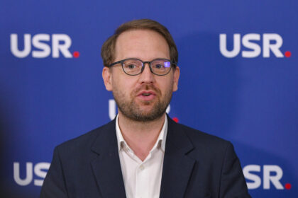 dupa-o-sedinta-cu-tipete,-usr-a-decis-sa-ramana-la-guvernare.-una-dintre-conditii,-sa-isi-numeasca-pensionara-speciala-avocat-al-poporului