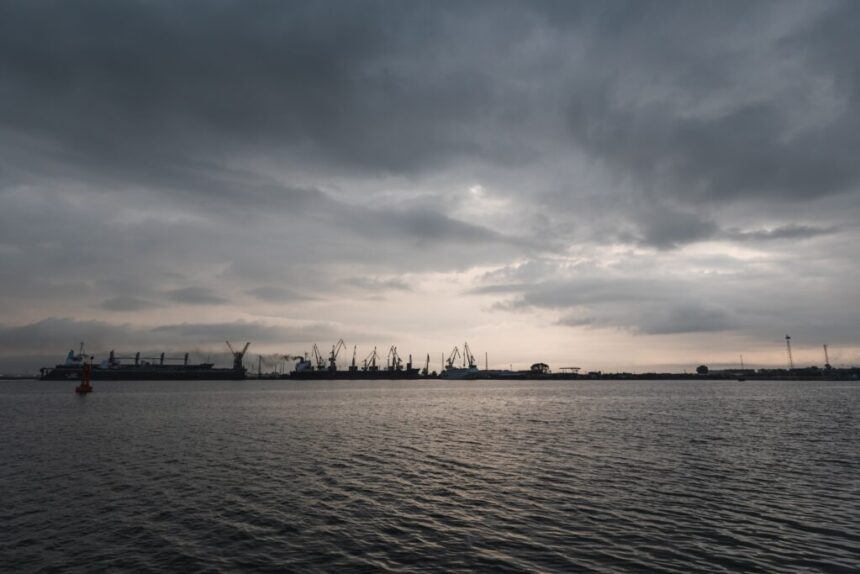 midia-marine-terminal-a-initiat-procedurile-pentru-descarcarea-tancului-petrolier,-dupa-scufundarea-remorcherului-astana,-in-contextul-mentinerii-stabilitatii-pietei-de-carburanti