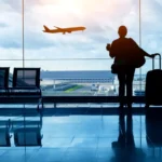 motivul-pentru-care-e-bine-sa-eviti-pantalonii-scurti-si-imbracamintea-de-o-anumita-culoare,-cand-zbori-cu-avionul.-in-special,-pe-distante-scurte