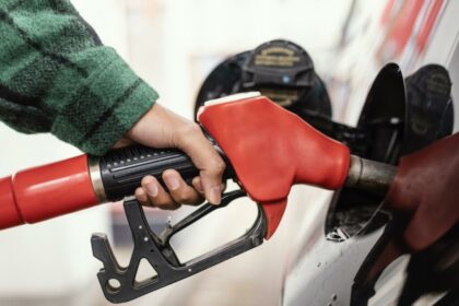 bnr:-reducerea-taxelor-la-carburanti-arunca-benzina-pe-deficitul-bugetar