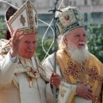 vizita-papei-ioan-paul-al-ii-lea-in-romania,-momentul-in-care-gradina-maicii-domnului-a-vrut-sa-arate-occidentului-cine-este