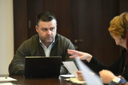 sedinta-cgmb:-reorganizarea-primariei-si-eliminarea-parcarii-gratuite-pentru-masini-electrice-si-hibride,-pe-ordinea-de-zi-–-economica.net