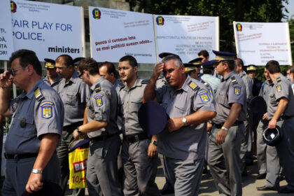 protestul-politistilor-din-2010-care-a-luat-o-spre-cotroceni-din-mers.-caschete-in-aer-si-scandari-furioase