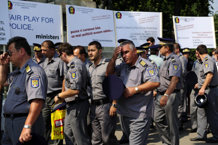 protestul-politistilor-din-2010-care-a-luat-o-spre-cotroceni-din-mers.-caschete-in-aer-si-scandari-furioase