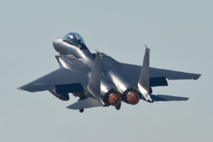 aproape-tot-ce-trebuie-sa-stii-despre-avioanele-de-lupta-f-15-/-lovesc-inainte-sa-fie-vazute-si-ajung-la-viteze-ireale