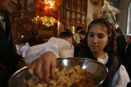 de-ce-luam-sfintele-pasti-in-noaptea-de-inviere-de-la-biserica.-ce-simbolizeaza-si-cum-difera-de-anafura