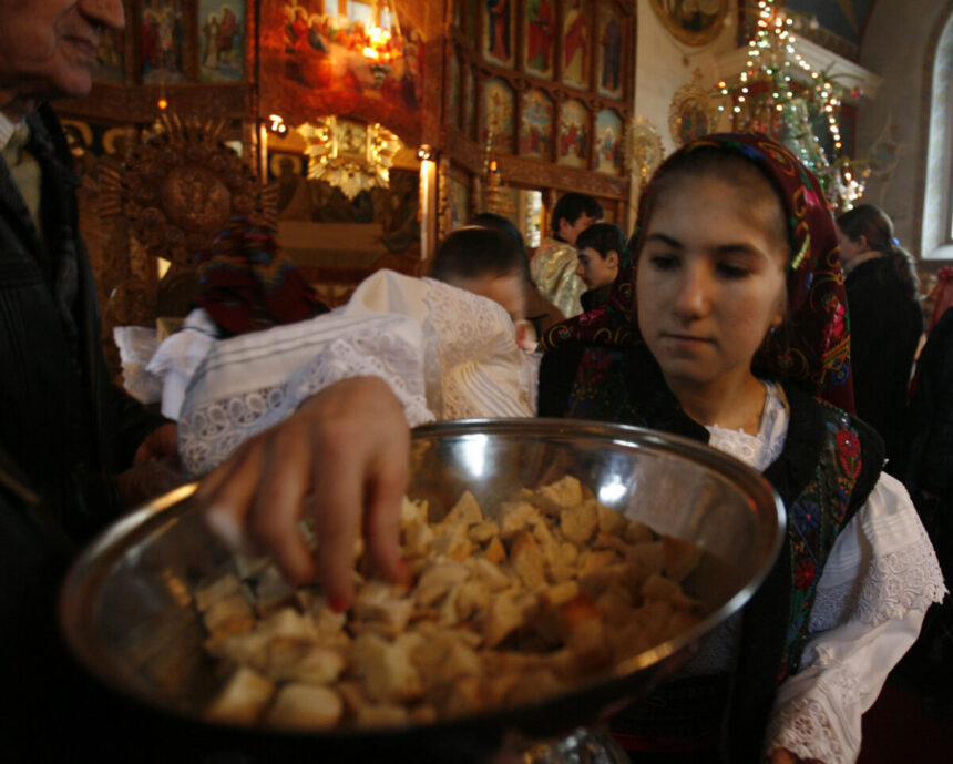 de-ce-luam-sfintele-pasti-in-noaptea-de-inviere-de-la-biserica.-ce-simbolizeaza-si-cum-difera-de-anafura