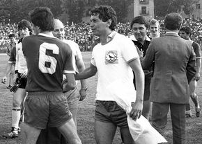 cutremurul-din-1977-a-contribuit-la-venirea-lui-mircea-lucescu-la-corvinul-hunedoara-a-fost-arhitectul-echipei-de-sub-furnale-si-a-lansat-jucatori-uriasi