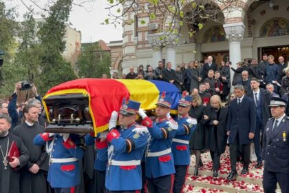mircea-lucescu,-inmormantat-la-cimitirul-bellu-cu-onoruri-militare-petale-de-trandafiri-albi-si-rosii-pe-treptele-bisericii-sf.-elefterie