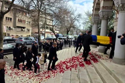 mesajul-familiei-lucescu-dupa-funeraliile-marelui-antrenor-am-simtit-ceva-ce-nu-credeam-posibil-in-mijlocul-unei-asemenea-dureri.-cui-sunt-transmise-multumiri