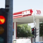 benzinariile-lukoil-din-afara-rusiei,-inclusiv-cele-aproximativ-300-din-romania,-au-primit-o-noua-amanare-de-la-aplicarea-sanctiunilor-americane.-licenta-expira-la-finalul-lunii