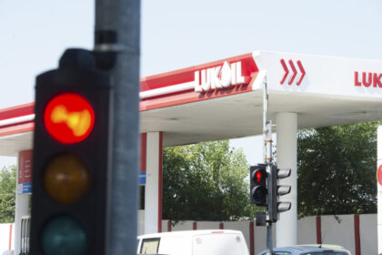 benzinariile-lukoil-din-afara-rusiei,-inclusiv-cele-aproximativ-300-din-romania,-au-primit-o-noua-amanare-de-la-aplicarea-sanctiunilor-americane.-licenta-expira-la-finalul-lunii