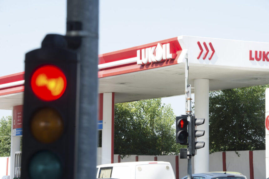 benzinariile-lukoil-din-afara-rusiei,-inclusiv-cele-aproximativ-300-din-romania,-au-primit-o-noua-amanare-de-la-aplicarea-sanctiunilor-americane.-licenta-expira-la-finalul-lunii