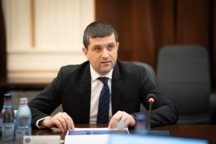 radu-miruta-a-discutat-cu-presedintele-companiei-elbit-systems-cu-privire-la-intarzierea-livrarii-dronelor-watchkeeper-x-a-fost-invocata-inclusiv-posibilitatea-rezilierii-contractului-–-economica.net