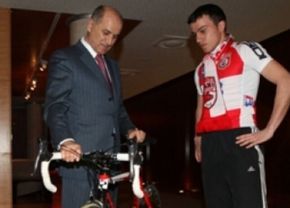 inapoi-in-timp!-5-momente-de-pomina-din-derby-ul-dinamo-rapid-de-ce-i-au-trimis-cainii-o-bicicleta-lui-copos-si-cum-a-raspuns-fostul-boss-din-giulesti