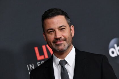 jimmy-kimmel-se-apara-dupa-ce-a-numit-o-pe-melania-trump-vaduva-in-devenire.-prezentatorul-respinge-acuzatiile-de-incitare-la-violenta-venite-din-partea-casei-albe