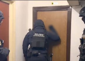 ultrasii-stelei,-saltati-de-politie,-la-3-saptamani-dupa-ce-au-fost-reclamati-ca-au-furat-steagul-nuova-guardia