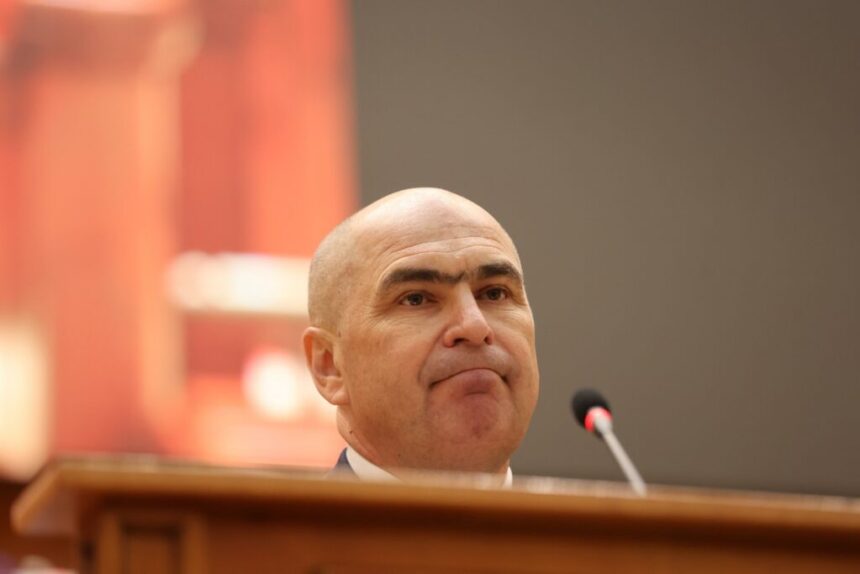 bolojan,-premierul-demis-cu-cele-mai-multe-voturi-impotriva-din-ultimul-deceniu.-ce-mai-poate-face-ca-interimar