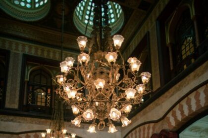 hotelul-emblematic-din-istanbul-care-a-gazduit-spioni,-regi-si-pe-greta-garbo