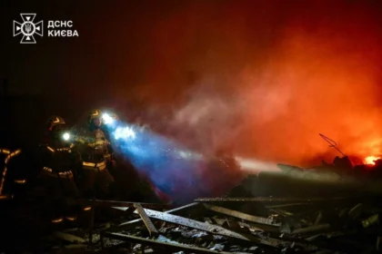 rusia-a-lansat-un-nou-atac-aerian-masiv-asupra-ucrainei.-explozii-si-o-coloana-mare-de-fum,-semnalate-la-kiev